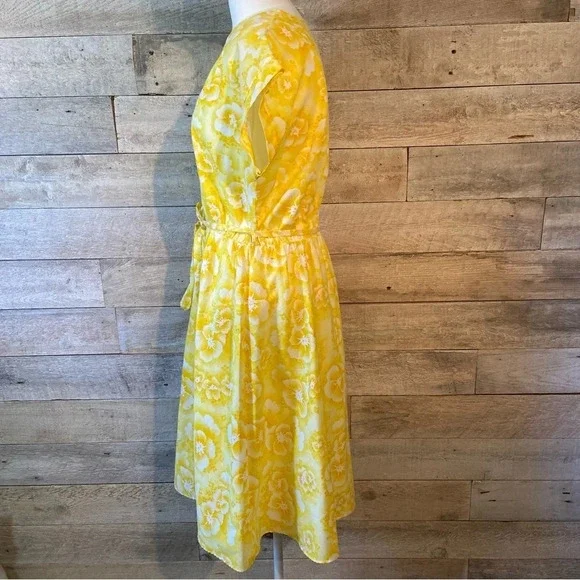 🇨🇦 Vintage Sanway women's yellow  & white Hawaiian dress in size medium‎ - Picture 2 of 8